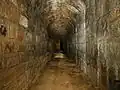 Dans la galerie menant au coffre de contrescarpe de Saillant IV, une galerie sur la gauche (au niveau de la porte) permet d'accéder au fossé du fort, à la batterie cuirassée de tourelles de 155R et à la batterie cuirassée de 75.