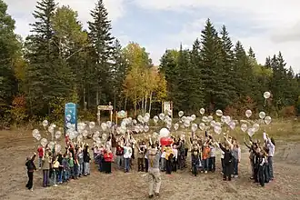 Le lancer de ballons par les élèves de l'école Saint-Léon.