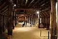 Intérieur de la maison longue de Sannai-Maruyama, reconstituée.