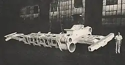 La fonderie d'un châssis-monobloc de 141 R nécessitait une coulée de 22&nbsp;tonnes d'acier, ramenée à 18&nbsp;tonnes après usinage pour une longueur de 14&nbsp;m.