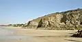 Falaise au sud de la plage de Trezmalaouen vue de la plage découvrant à marée basse 3.