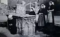 Paul Gruyer : Femmes passant sous le tombeau présumé de saint Yves (vers 1900).