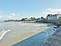 Tréboul : l'établissement thermal (thalassothérapie) en bordure de la plage des Sables Blancs