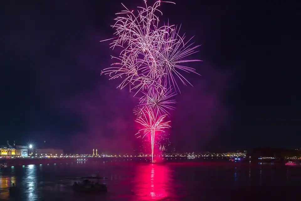 Feu d'artifice du 14 juillet (fête nationale française) tiré sur les quais de Bordeaux.