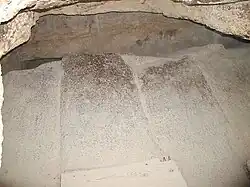 Extrados de la voute en granite de la chambre funéraire.