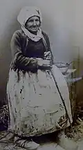 Mendiante de Pleyben à la fin du XIXe&nbsp;siècle (photographie de Joseph Villard, musée départemental breton).