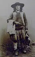 Homme de Briec à la fin du XIXe&nbsp;siècle (photographie de Joseph Villard, Musée départemental breton).