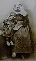 Mendiante de Châteaulin à la fin du XIXe&nbsp;siècle (photographie de Joseph Villard, musée départemental breton)