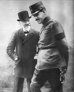 Photographie en noir et blanc montrant un militaire et un homme en costume.
