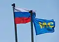 Le drapeau russe et le drapeau des forces de maintien de la paix.