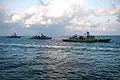 Le ROKS Gang Gam-chan, le ROKS&nbsp;Gwanggaeto le Grand (DDH-971) et l’USS&nbsp;Chung-Hoon en formation lors de Foal Eagle 2016 le 24 mars 2016.