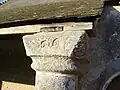 Détail d'un chapiteau portant la date de 1616.