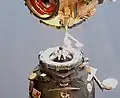 Déconnexion de Progress MS-17 et retrait de l'adaptateur d'amarrage temporaire de Nauka, anneau gris entourant la sonde d'amarrage du Progress MS-17.
