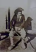 Homme en costume de Châteaulin à la fin du XIXe&nbsp;siècle (photographie de Joseph Villard, musée départemental breton)