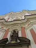 Statue de sainte Ursule au-dessus de l'entrée, 1701.