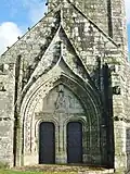 Portail d'entrée de la façade de la chapelle.