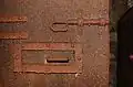 Détail d'une des portes blindées fermant le couloir permettant d'accéder au coffre de contrescarpe double de saillant III (N.E.).
