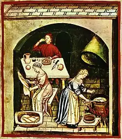 Vignette présentant à l'avant-plan droit une femme debout, touillant dans un chaudron posé dans un cheminée dont on n'aperçoit que la hotte et quelques buches en feu ; à gauche, une autre femme, assise, racle au couteau une peau suspendue devant elle ; au fond et au centre, un homme, attablé devant un plat, un pichet, un verre, un couteau et deux miches rondes, porte de la nourriture à sa bouche. Les femmes sont habillées de couleurs pastel, bleu et rose, et toutes deux portent une coiffe ; l'homme est habillé et coiffé de rouge. La hotte de la cheminée d'un jaune-vert laisse penser qu'elle est en laiton.