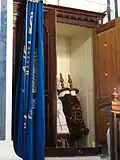 L'Arche Sainte ouverte avec les rouleaux de Torah.