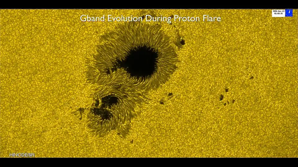 Tache solaire photographiée en lumière visible en 2006. Son diamètre est de 20 000 kilomètres.