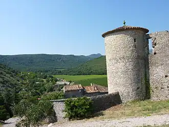 Tour et entrée principale.