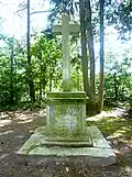 La croix de pierre, en granite, commémorant le "Combat des Trente" et située à proximité de la "Colonne des Trente".