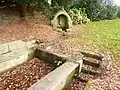 La fontaine et son bassin.
