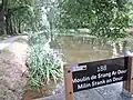 Le canal de Nantes à Brest à proximité de l'écluse n° 188 (Moulin de Stang ar Dour) et le GR 37 (chemin de halage).