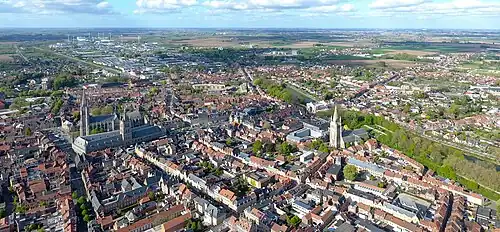 La Halle aux draps, La porte de Menin et la zone industrielle.
