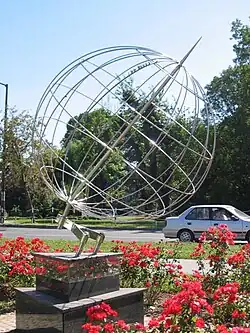 Le monument de la 17e longitude Est.