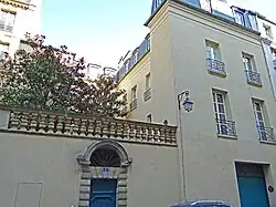 N° 17 Façade très modifiée en 1975 par rapport à son état historique.