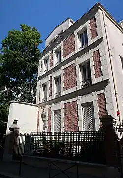 No&nbsp;17 rue Eugène-Delacroix, au coin de la villa.