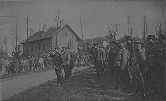 Le régiment russe entrant dans Courcy lors de l'offensive Nivelle il est avec Lokhvitski, in Le Miroir.