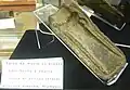 Valve de moule en bronze pour hache à douille ronde avec anneau latéral et ailerons simulés, trouvée à Plomeur (Musée de la préhistoire finistérienne de Penmarc'h).
