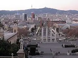 Las cuatro columnas en la actualidad vistas desde el Palau de Montjuic.