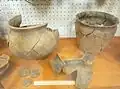 Vase et pot reconstitués à partir des tessons trouvés dans le souterrain de l'Âge du fer de Kermoysan en Plabennec (Musée de la préhistoire finistérienne de Penmarc'h).