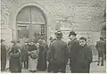 Attroupement devant la porte de la prison défoncée.