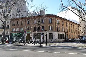 Au croisement avec l'avenue de La Motte-Picquet.