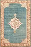 Des palmettes bien délimitées et de fines décorations botaniques ornent le médaillon au centre de ce tapis d'Oushak.
