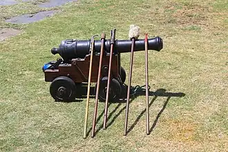 Canon britannique de 2 livres du XVIIIe siècle avec des outils à Fort de Bonne-Espérance, Le Cap.