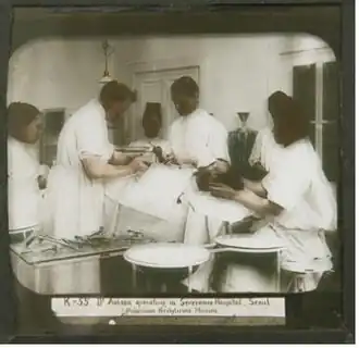 Opération chirurgicale au Chejungwon (en) en 1904.