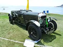 Photo d'une voiture dans un pré.
