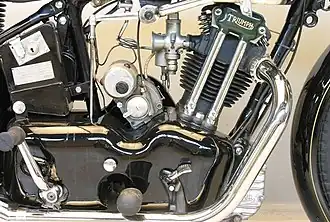 Monocylindre OHV 500&nbsp;cm3, en position inclinée dite « sloper » avec deux sorties d'échappement (1933).