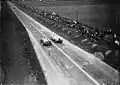Deux voitures en 1937, dont celle du vainqueur à droite.