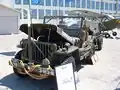 Jepp Willys avec sa remorque, des black-out de calandre, un projecteur de blackout sur l'aile avant gauche et une sirène sur l'aile avant droit.