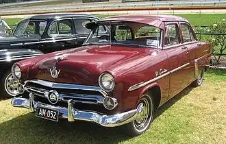 Berline quatre portes Customline de 1952.
