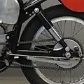 Bras oscillant, deux amortisseurs, frein arrière à tambour et transmission finale par chaîne sur BSA Gold Star (1952).