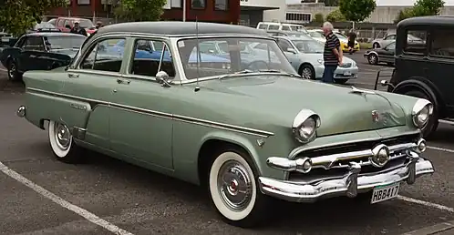 Berline quatre portes de 1954.