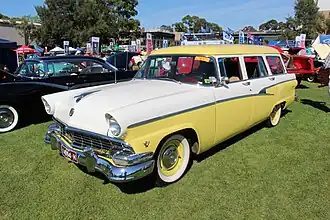 Country Sedan six places (finition Customline).