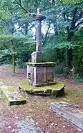 Enclos de la chapelle Saint-Idunet : croix datant du XVIe&nbsp;siècle et tombes anciennes.